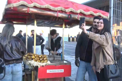 Karaköy'ün Fenomen Kestanecisi Turistlerin İlgi Odağı Oldu