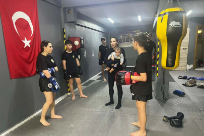 Şampiyon Kick Boksçu Çocuklarını Salonda Büyütüyor