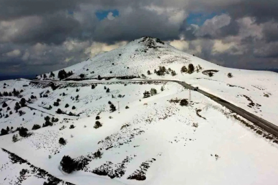 2077 Rakımlı Nalbant Geçidi'nde Büyüleyen Kar Manzarası