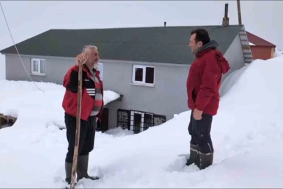 Gümüşhane'de Evi Yıkılan Vatandaştan Kar Altında Ayı Nöbeti