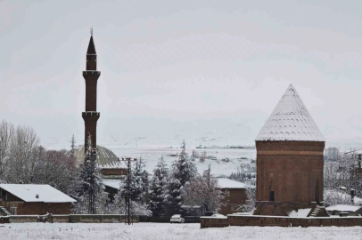 Ahlat'ta Nisan Karı Tarihi Mekanları Beyaza Bürüdü