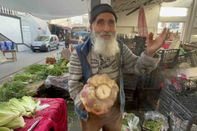 Batman'da Pazar Tezgahında 4 Kiloluk Dev Turp Şaşırttı