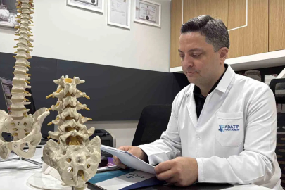 Fıtıkla Karışan Omurga Daralmasında 'Öne Eğilme' Belirtisi