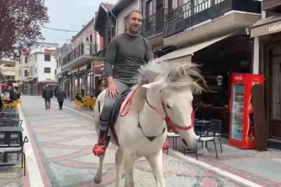 Edirne'de Beyaz Atlı Gezinti: Görenler Telefonuna Sarıldı