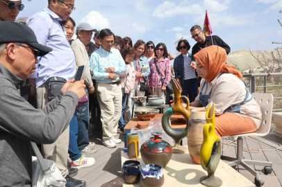 Kapadokya'da Turistlere Halı ve Çömlek Deneyimi