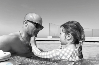 İngiliz oyuncu Jason Statham’dan sonsuzluk havuzunda poz