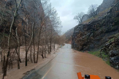Munzur Nehri taştı, Tunceli-Ovacık yolunda ulaşım durduruldu

