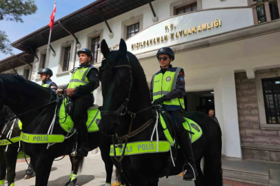 Kızılcahamam'da Atlı Polislere Vatandaştan Yoğun İlgi