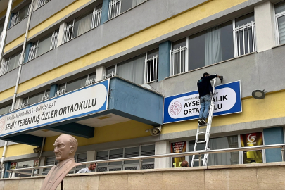 Ayser Çalık Ortaokulu'nun tabelası, yeni binaya asıldı