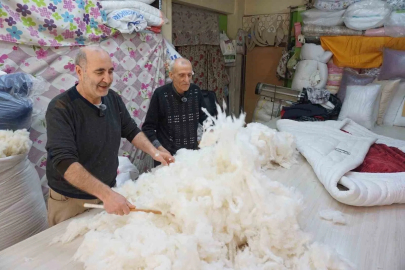 İzmir'in Son Yorgan Ustaları Fabrikasyona Direniyor