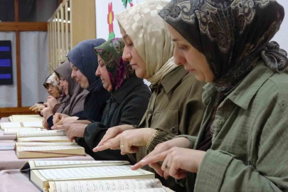 İşitme Engelli Kadınlar İşaret Diliyle Kur'an Öğreniyor