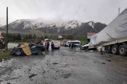 Tatvan’da tırla otomobil çarpıştı: 2 ölü, 1 yaralı