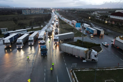 Erzincan Dikkat! Yol kar nedeniyle ağır tonajlı araçlara kapandı