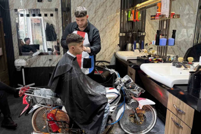 Motosiklet Tutkunu Berberden Sıra Dışı Tıraş Koltuğu