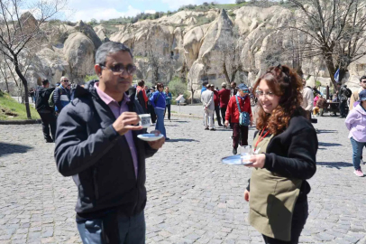 Kapadokya'da Turistlere Türk Kahvesi ve Lokum İkramı