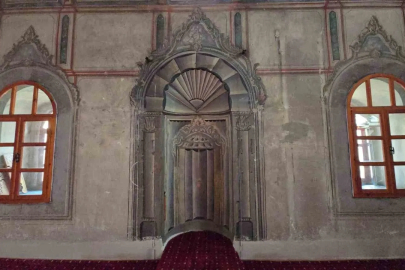 222 Yıllık Tarihi Mihraptaki Floresan Ayıbı Bitti