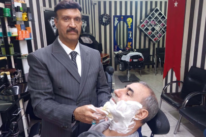 Ezber Bozan Berber: 5 Yıldır Takım Elbiseyle Tıraş Ediyor