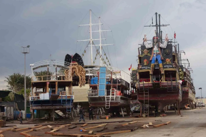 Mersin'de Mavi Yolculuk Mesaisi: Dev Tekneler Sezon İçin Karaya Çıktı