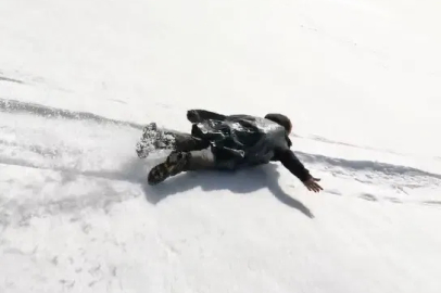 Dağcıların Kösedağ Zirvesinde Poşetle Kayak Keyfi