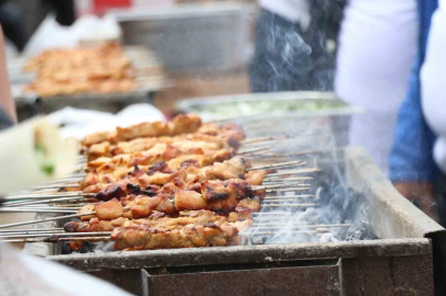 Öğrencilere Moral İçin Okul Bahçesinde Kebap Ziyafeti