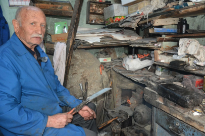 Bıçak Ustası Orhan Karakaya 64 Yıldır Çeliğe Şekil Veriyor