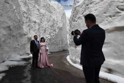 Şırnak'ta Gelin ve Damattan Kar Tünelinde Dış Çekim