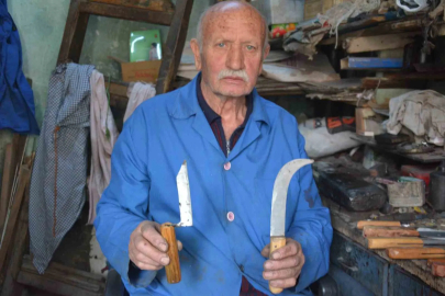 77 Yaşındaki Bıçak Ustası 64 Yıldır Çeliğe Can Veriyor