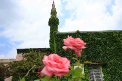 Adana'nın Ünlü Yeşil Camisi Baharla Yeniden Canlandı