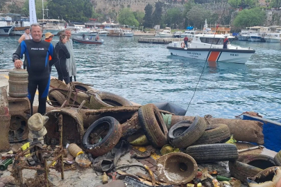 Antalya Yat Limanı'nda Dalgıçlar 5 Ton Atık Çıkardı