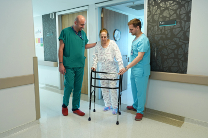 68 Yaşındaki Hasta Robotik Ameliyatla Dört Saatte Yürüdü