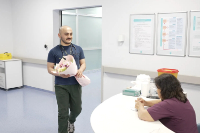 Doktor Oğuldan Ebe Anneye Hastanede Duygusal Sürpriz