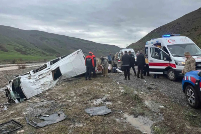 Muş'ta Yolcu Minibüsü Dere Yatağına Yuvarlandı: 16 Yaralı
