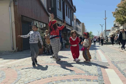 Romanlardan Kakava çağrısı: Şehir 9/8’lik ritimlerle şenlendi
