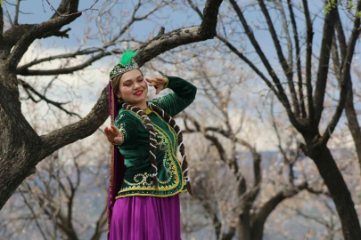 Kağızman’da Masalsı Anlar: Çiçekler Arasında Zarif Dans