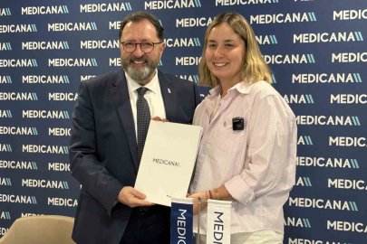 Medicana ve Şampiyon Yüzücü Bengisu Avcı Anlaşma Yeniledi