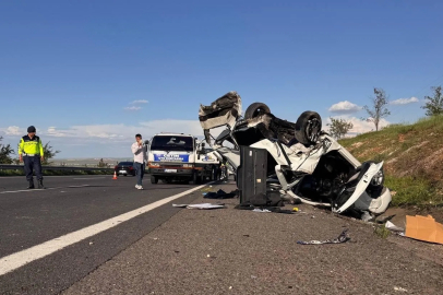 Hafif ticari araç otomobille çarpıştı: 3 ölü, 5 yaralı