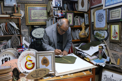 Emekli Öğretmen İthal Yapraklara Kaligrafi İşliyor
