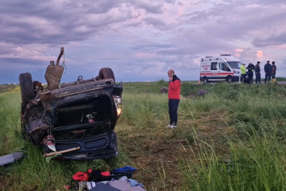 Tarlaya savrulan otomobildeki 7'si çocuk 11 kişi yaralandı