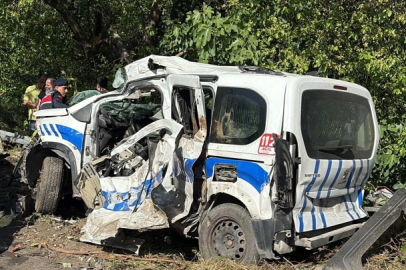 İzmir'de TIR Faciası: 2 Ölü, 5 Yaralı