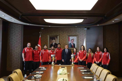 Bakan Bak'tan Şampiyon Milli Güreşçilere Kabul