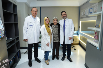 76 Yaşındaki Hasta Üçlü Uzman Ekibiyle Kanseri Yendi