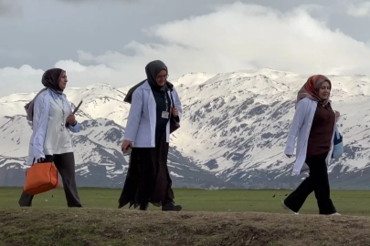 Yüksekova'da Ebeler Gebeler İçin Zorlu Yolları Aşıyor