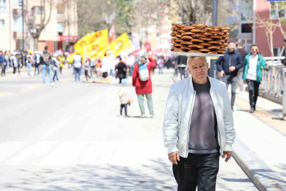 Sivas'ta 1 Mayıs: Halaylar ve Simit Satan Çocuklar