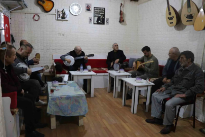 Sivas'ın Oyunsuz Kahvehanesinde Müzik ve Sohbet