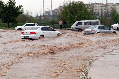 Gaziantep’te sağanak ve fırtınada çatılar uçtu, ağaçlar devrildi: 23 yaralı
