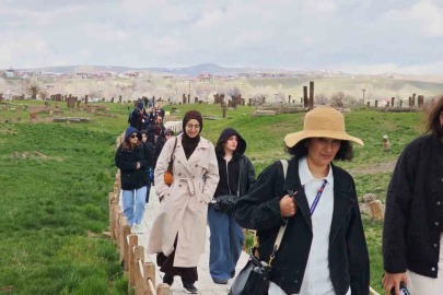 Tarihe Yolculuk: Ahlat Selçuklu Mezarlığı'na Ziyaretçi Akını