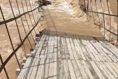 Munzur Nehri taştı, asma köprü çöktü
