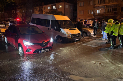 Erzincan’da yol çöktü: 3 araç göçüğe düştü