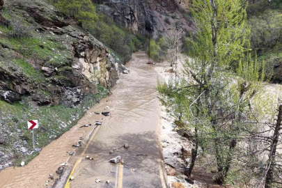 Tunceli'de Munzur Nehri Taştı: Ovacık Yolu Ulaşıma Kapandı