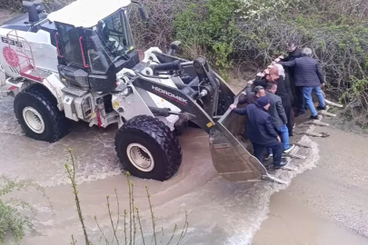 Sivas'ta Sel Yolu Kapattı, Cenazeye Kepçeyle Gittiler